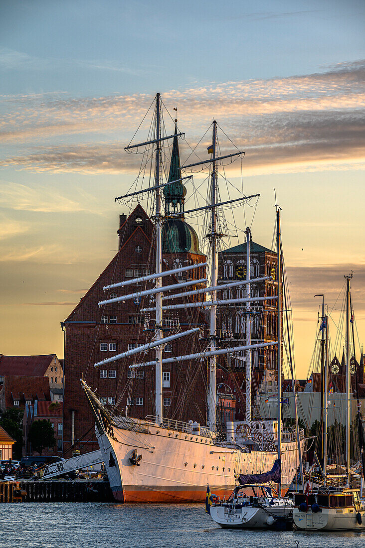 Segelschiff Gorch Fock1 im Hafen von Stralsund, Ostseeküste, Mecklenburg Vorpommern, Deutschland