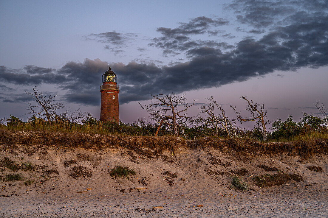 Leuchtturm im Sonnenuntergang, am Darßer Ort, Halbinsel Darß, Ostseeküste, Mecklenburg Vorpommern, Deutschland