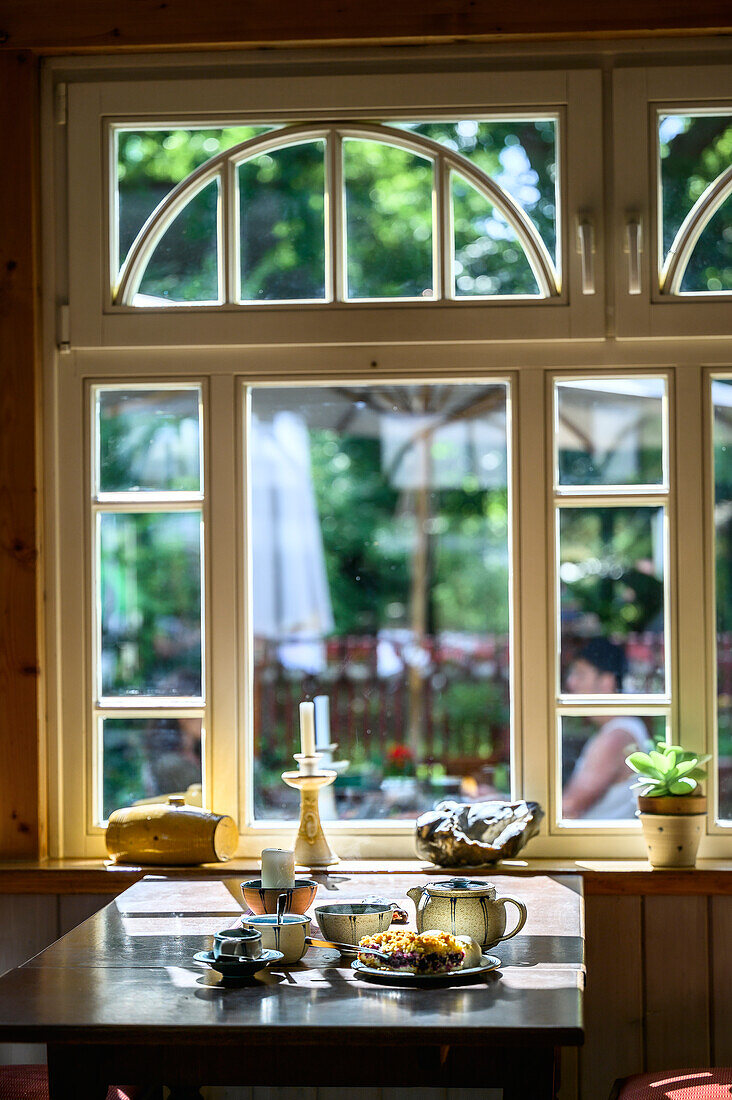 Gedeckter Tisch im Cafe 'Teeschale', Prerow, Graal Müritz, Ostseeküste, Mecklenburg-Vorpommern, Deutschland