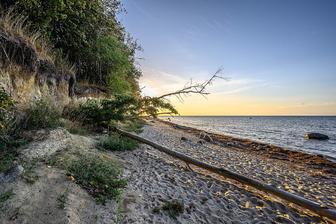 Einsamer Strand bei Sonnenuntergang, Gollwitz, Insel Poel, Ostseeküste, Mecklenburg-Vorpommern, Deutschland