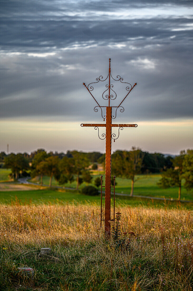 Gipfelkreuz auf dem Jungfernberg, 18 Meter über  Meeresspiegel, im Lieper Winkel, Usedom, Ostseeküste, Mecklenburg-Vorpommern, Deutschland