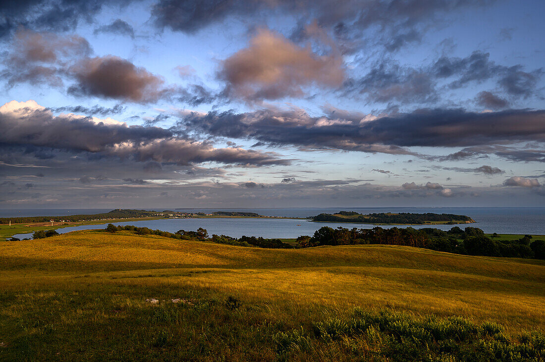 Blick vom Bakenberg im Mönchgut bei Sonnenuntergang, Rügen, Ostseeküste, Mecklenburg-Vorpommern, Deutschland