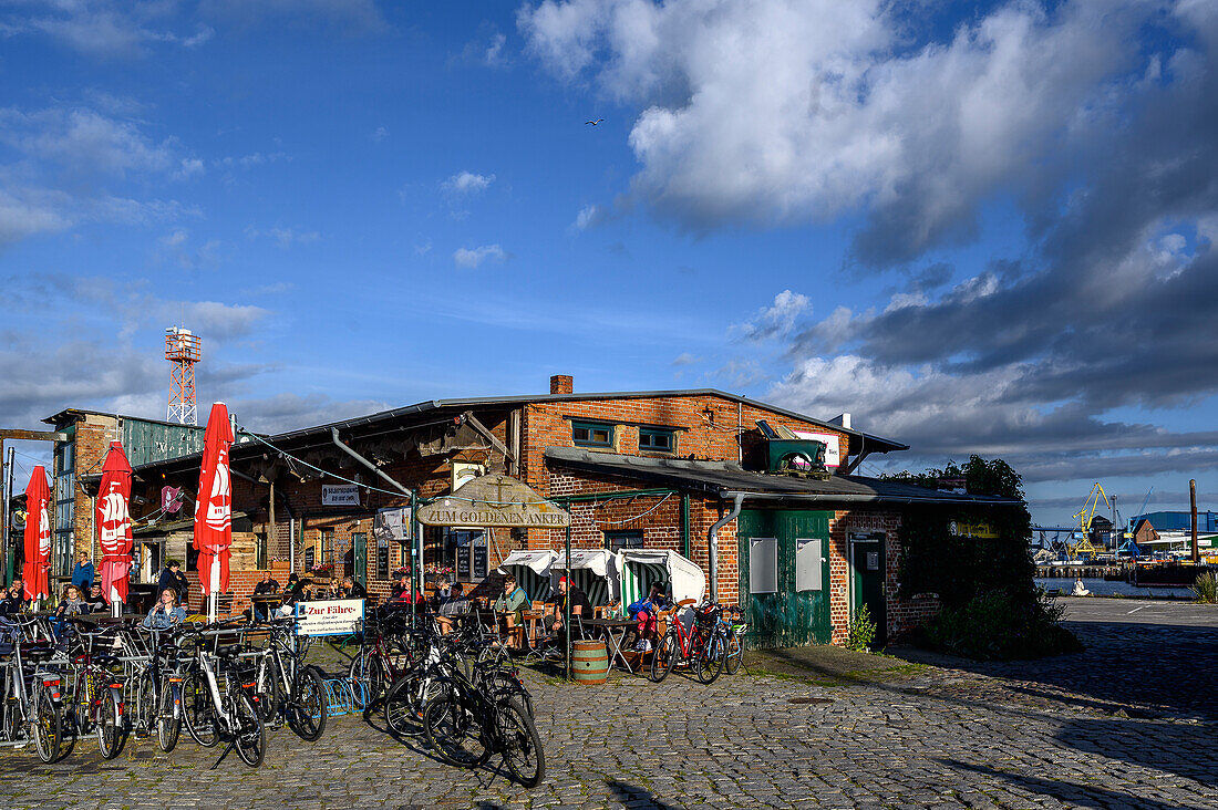 Tische im Freien, Hafenkneipe 'Zum Goldenen Anker', Stralsund, Ostseeküste, Mecklenburg-Vorpommern, Deutschland