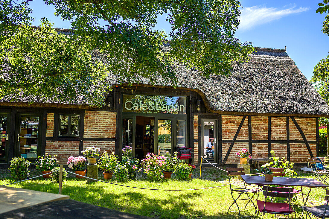 Garten und Museums Cafe in Gingst, Rügen, Ostseeküste, Mecklenburg-Vorpommern, Deutschland