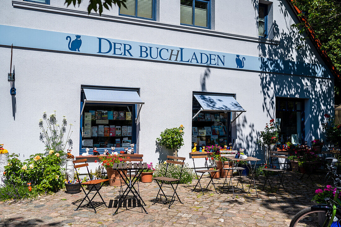 Buchladen im Museums Cafe in Gingst, Rügen, Ostseeküste, Mecklenburg-Vorpommern, Deutschland