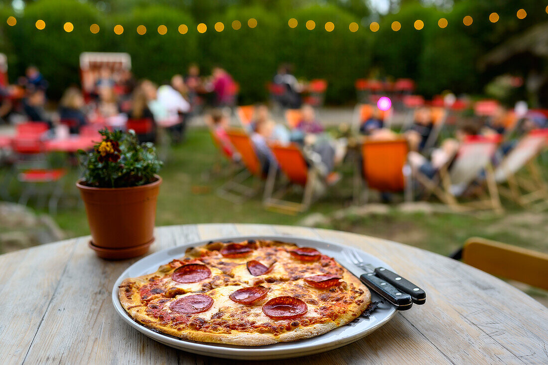Salamipizza im Surfhostel Ummaii mit Tikibar und Pizzeria, Ummanz, Rügen, Ostseeküste, Mecklenburg-Vorpommern, Deutschland
