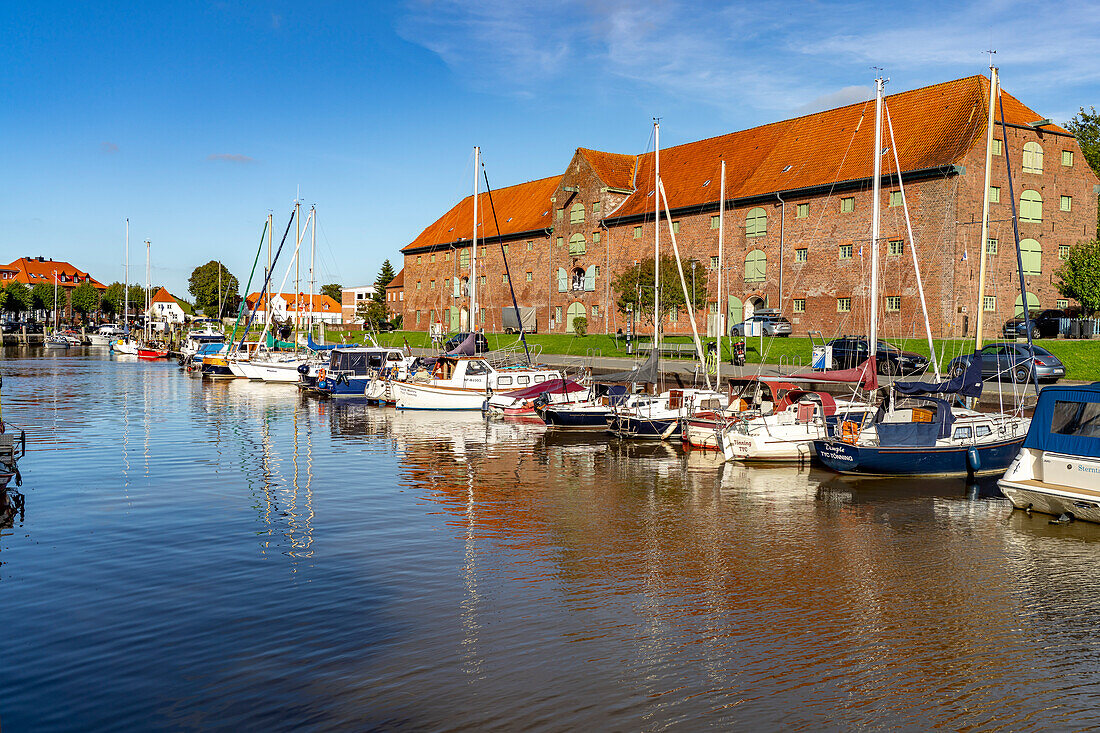  The historic packing house at the Tönning inner harbor, Nordfriesland district, Schleswig-Holstein, Germany, Europe   