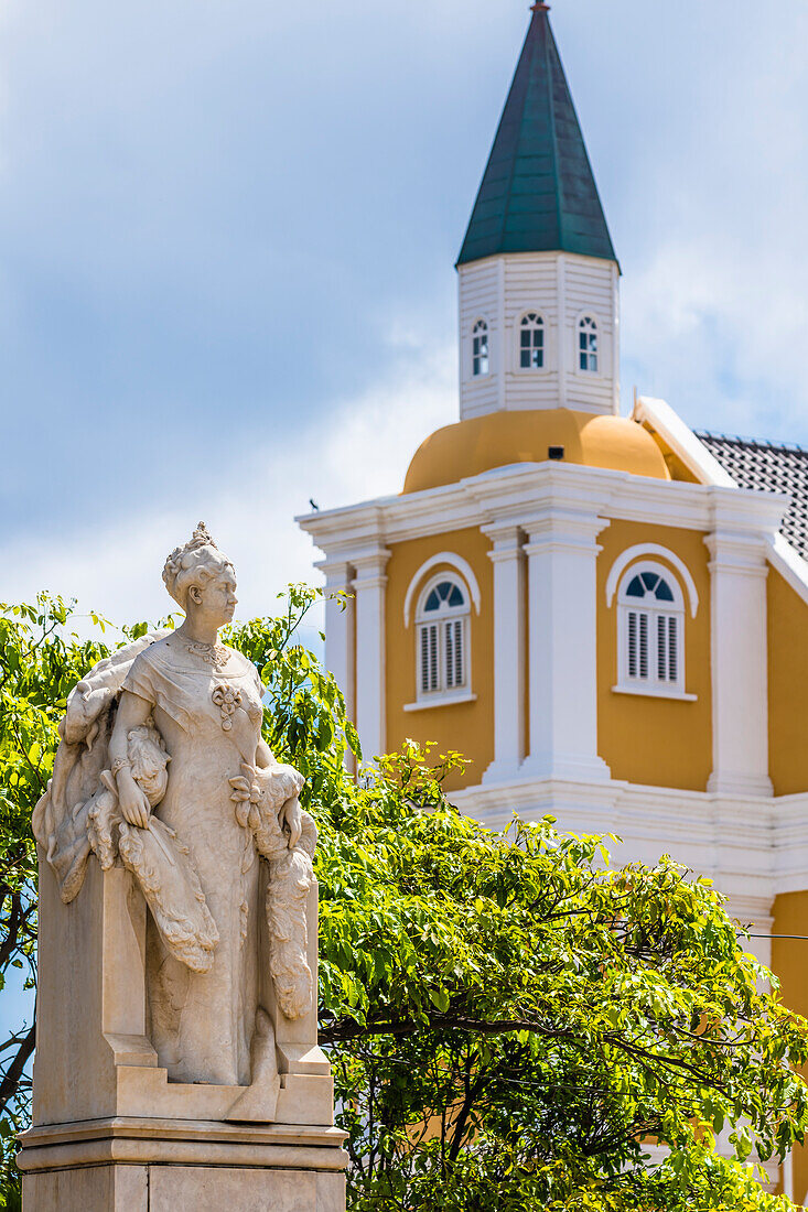  Queen Wilhelmina statue, Temple Emanuel, Old Town, Willemstad, Curacao, Netherlands 