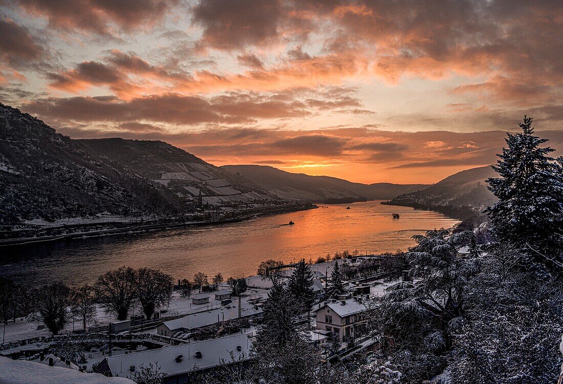 Winterliche Stimmung im Rheintal zur bei Sonnenaufgang, gesehen vom Aussichtspunkt Victor-Hugo-Fenster in Bacharach, Oberes Mittelrheintal, Rheinland-Pfalz, Deutschland