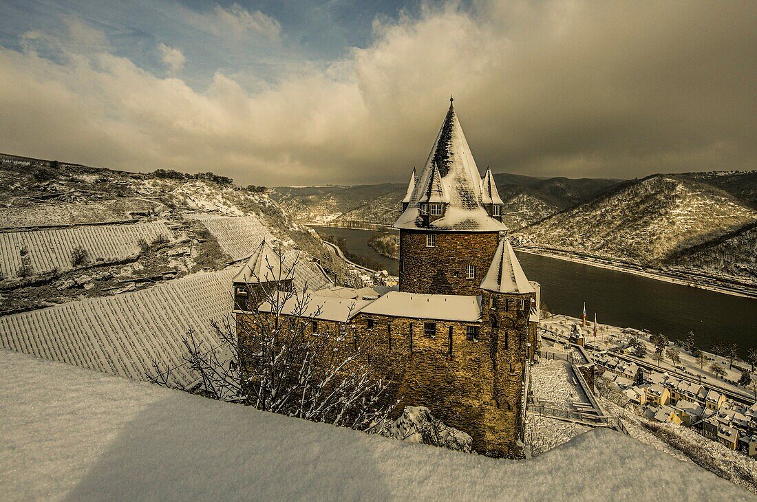  Wintry mood in Bacharach, Stahleck Castle, the vineyards and the Rhine Valley in the morning light, Upper Middle Rhine Valley, Rhineland-Palatinate, Germany 