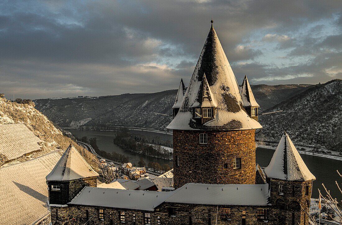  Wintry atmosphere in Bacharach, Stahleck Castle, vineyards and the Rhine Valley in the morning light, Upper Middle Rhine Valley, Rhineland-Palatinate, Germany 