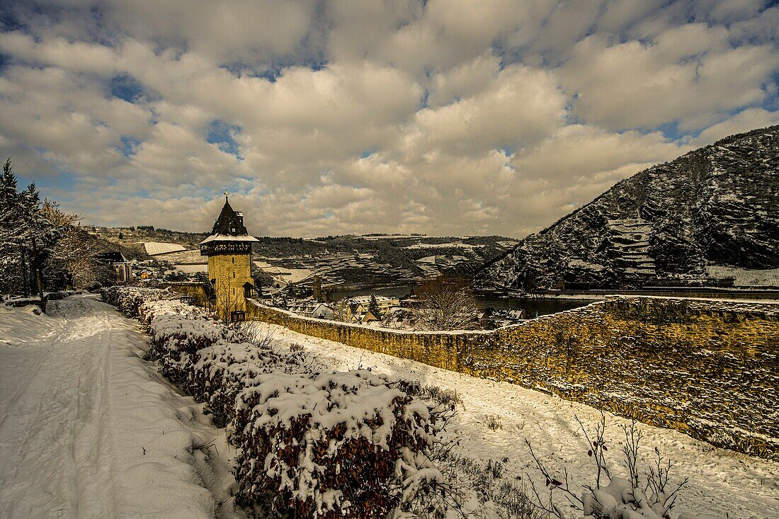  Wintry atmosphere in Oberwesel, city wall, old town and Rhine valley, seen from the city wall circular path, Upper Middle Rhine Valley, Rhineland-Palatinate, Germany 
