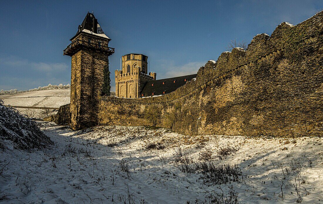  Winter in Oberwesel, city wall with Michelfeld Tower, St. Martin&#39;s Church in the background, Upper Middle Rhine Valley, Rhineland-Palatinate, Germany 