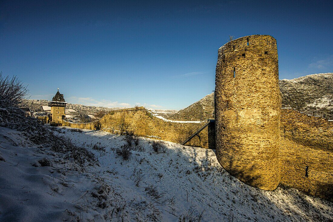 Winter in Oberwesel, Stadtmauer mit Wehrtürmen, Oberes Mittelrheintal, Rheinland-Pfalz, Deutschland