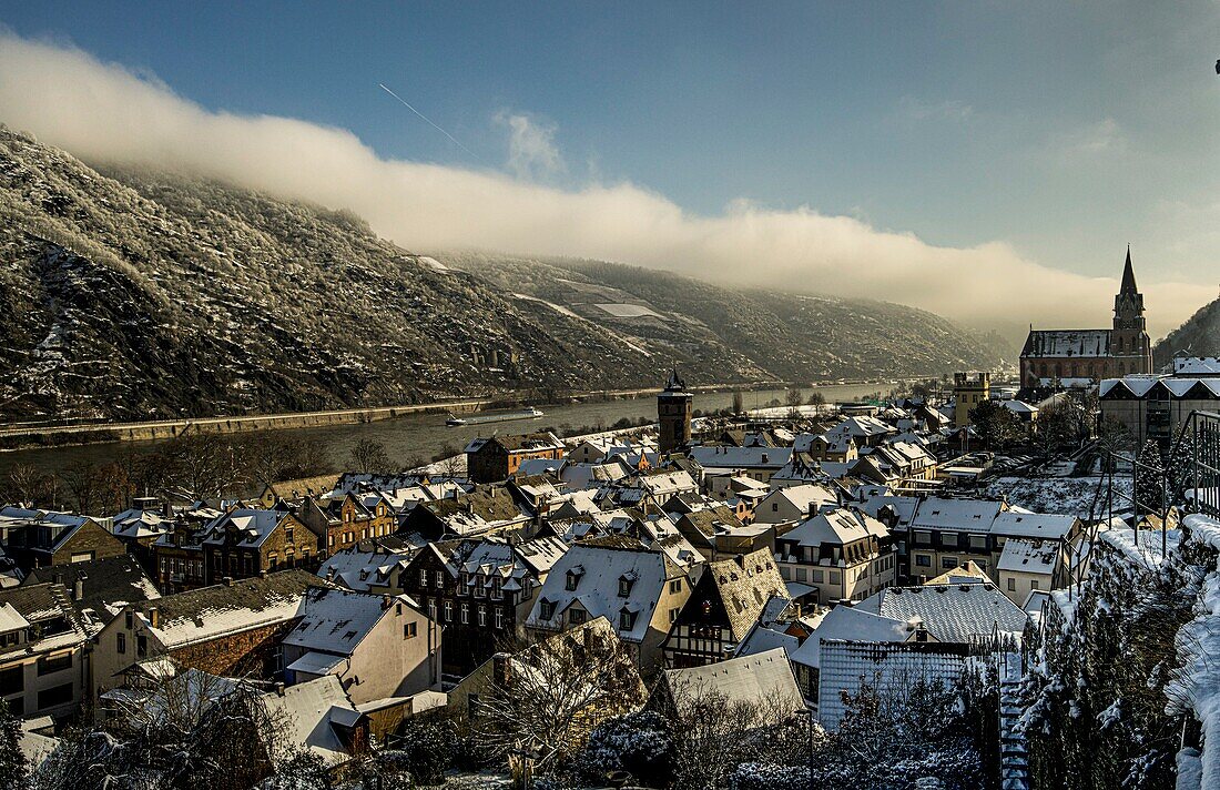 Altstadt von Oberwesel im Winter, im Hintergrund das Rheintal, Oberes Mittelrheintal, Rheinland-Pfalz, Deutschland