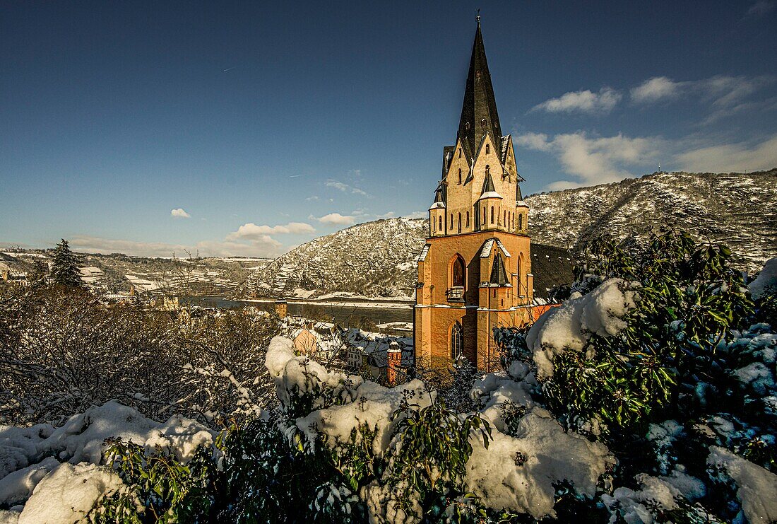  Wintry mood in Oberwesel, Liebfrauenkirche and the old town on the Rhine, seen from the Elfenlay mountain path, Upper Middle Rhine Valley, Rhineland-Palatinate, Germany 