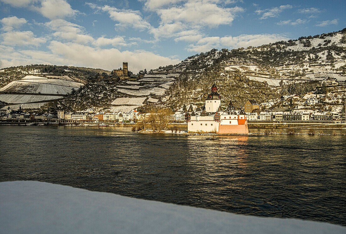  Wintry atmosphere in Kaub, view across the Rhine to Pfalzgrafenstein Castle, the old town, Gutenfels Castle and the vineyards, Upper Middle Rhine Valley, Rhineland-Palatinate, Germany 