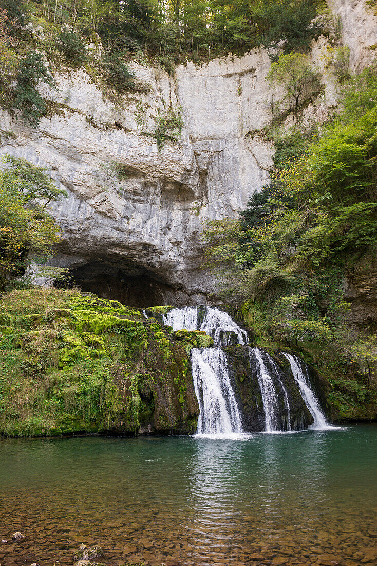 Quelle und Wasserfall, Source du Lison, Quelle des Lison, Nans-sous-Sainte-Anne, Département Doubs, Bourgogne-Franche-Comté, Jura, Frankreich