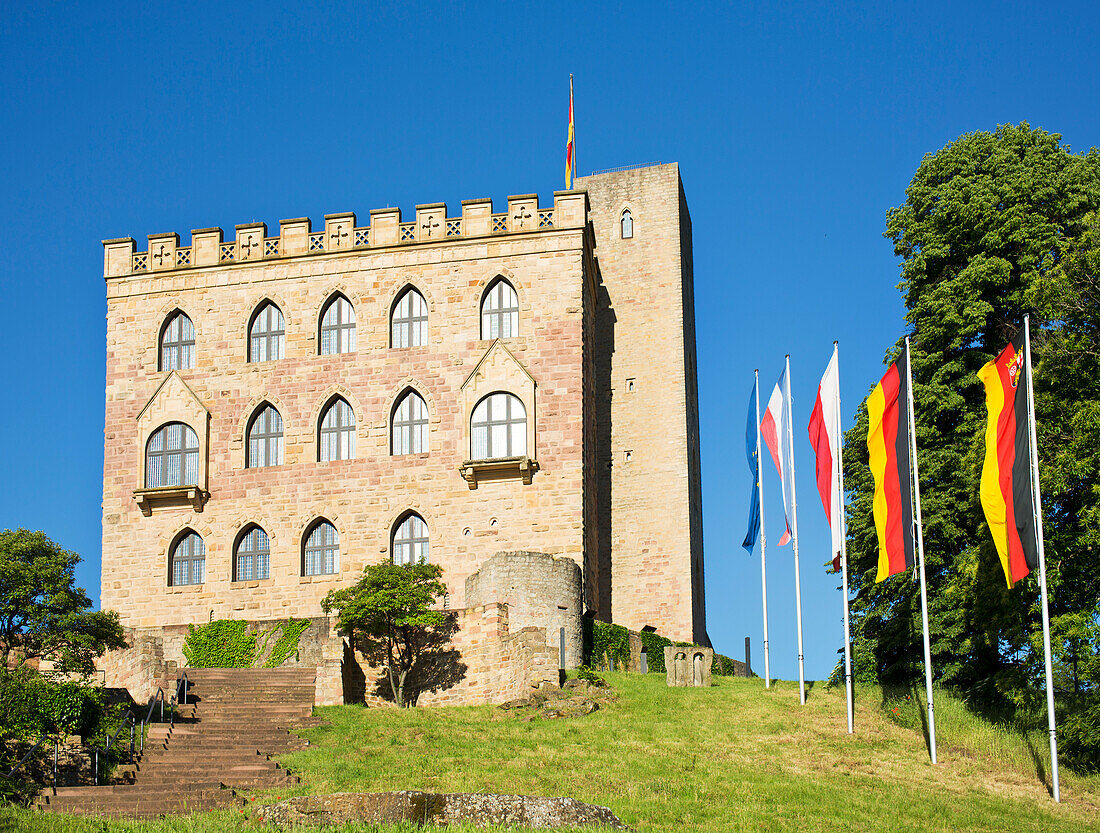 Die Ostfassade des Hambacher Schlosses, Neustadt an der Weinstraße, Rheinland-Pfalz, Deutschland