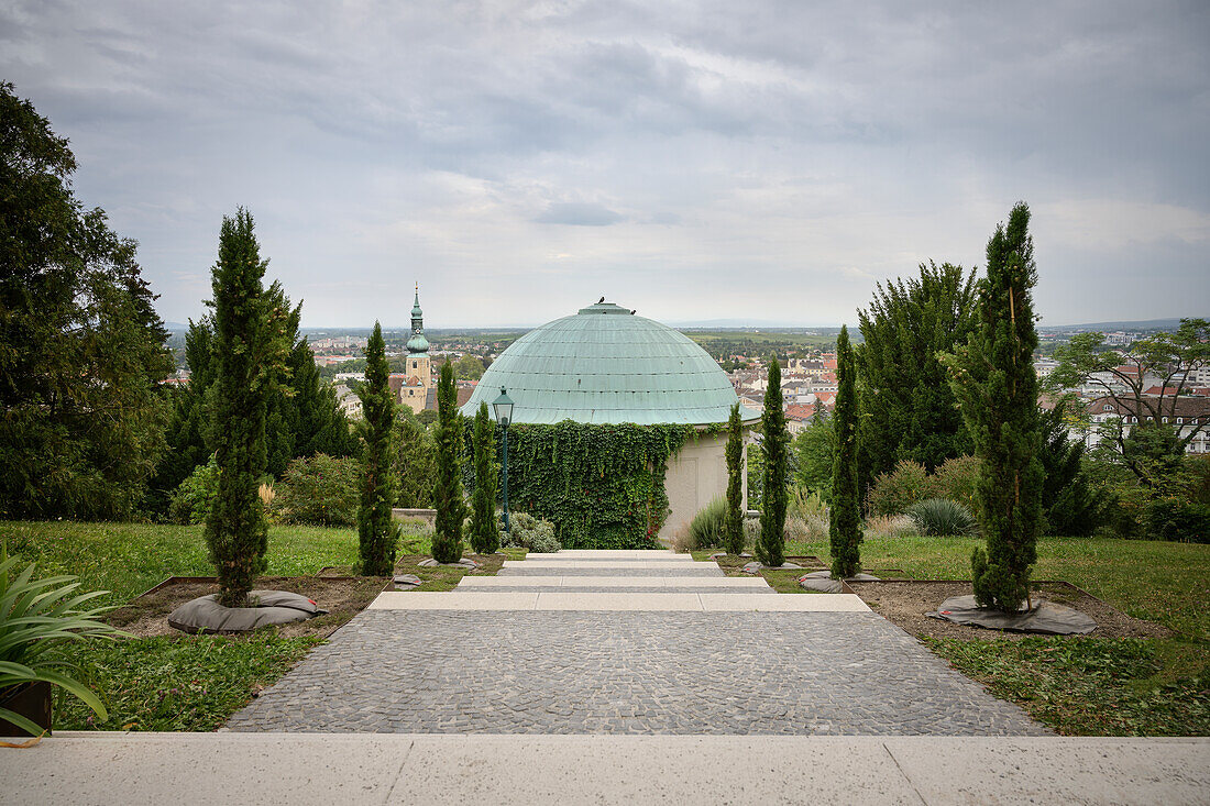 UNESCO Welterbe "Die bedeutenden Kurstädte Europas", Blick vom Bellevue im Kurpark Baden bei Wien über Beethoventempel hin zur Stadtpfarrkirche St. Stephan, Niederösterreich, Österreich, Europa