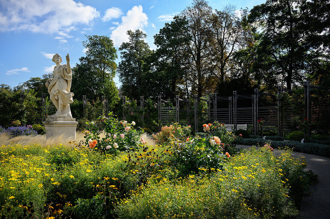  UNESCO World Heritage &quot;The Important Spa Towns of Europe&quot;, sculpture &quot;The Unknown Beautiful&quot; in Doblhoffpark (Rosarium), Baden near Vienna, Lower Austria, Austria, Europe 