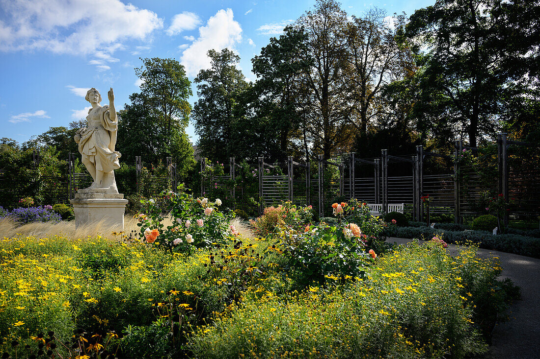 UNESCO Welterbe "Die bedeutenden Kurstädte Europas", Skulptur "Die unbekannte Schön" im Doblhoffpark (Rosarium), Baden bei Wien, Niederösterreich, Österreich, Europa