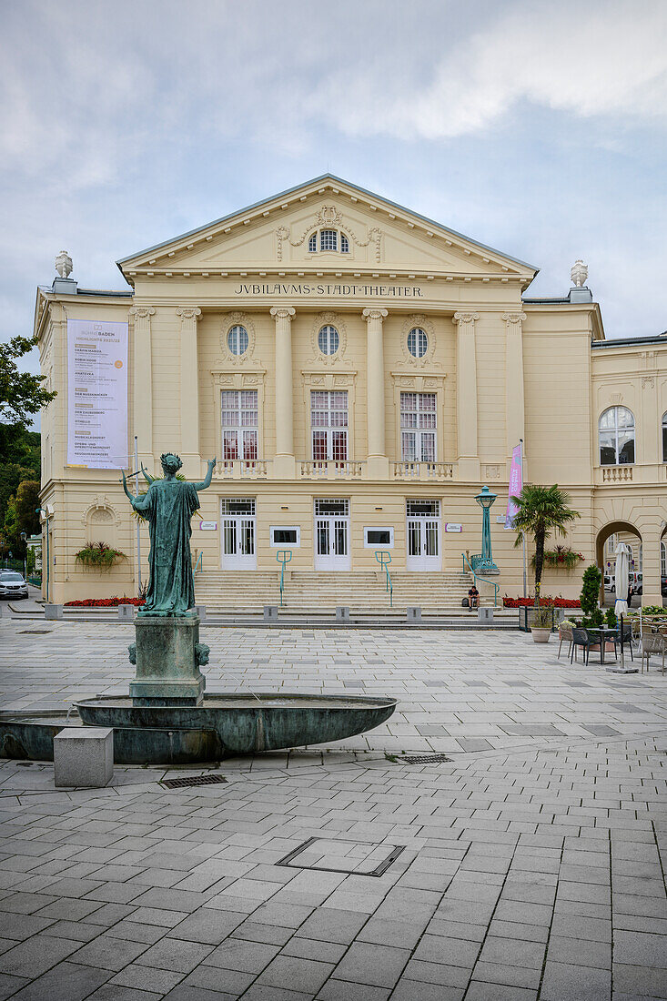 UNESCO Welterbe "Die bedeutenden Kurstädte Europas", Erato im Brunnen vor Stadt-Theater, Baden bei Wien, Niederösterreich, Österreich, Europa