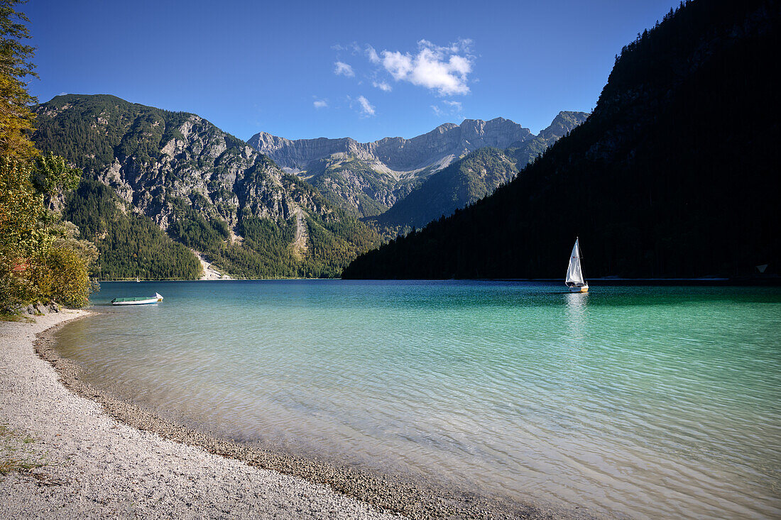  Sailing boat on the crystal clear Plansee, Reutte district, Ammergau Alps, Tyrol, Austria, Europe 