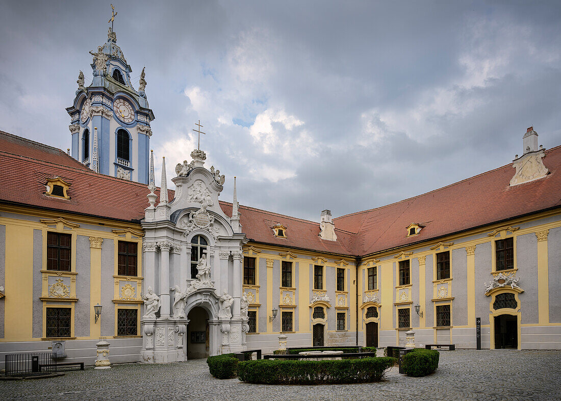 Kirche Pfarre Dürnstein mit prächtigem Eingangsportal, Stift Dürnstein, UNESCO Welterbe "Kulturlandschaft Wachau", Dürnstein, Niederösterreich, Österreich, Europa