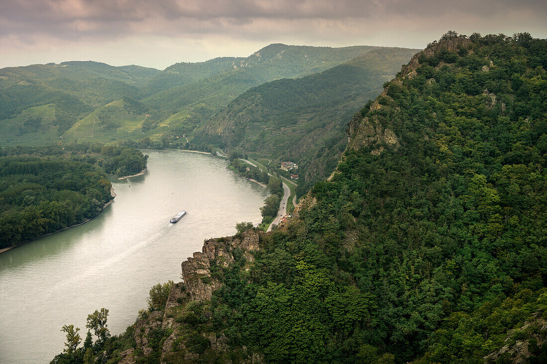 Blick über das Durchbruchstal der Donau im UNESCO Welterbe "Kulturlandschaft Wachau", Dürnstein, Niederösterreich, Österreich, Europa