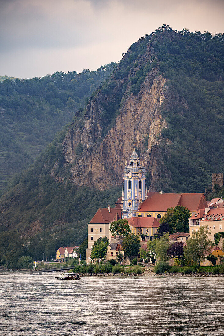 kleine Fährboote überqueren die Donau beim Stift Dürnstein, UNESCO Welterbe "Kulturlandschaft Wachau", Dürnstein, Niederösterreich, Österreich, Europa