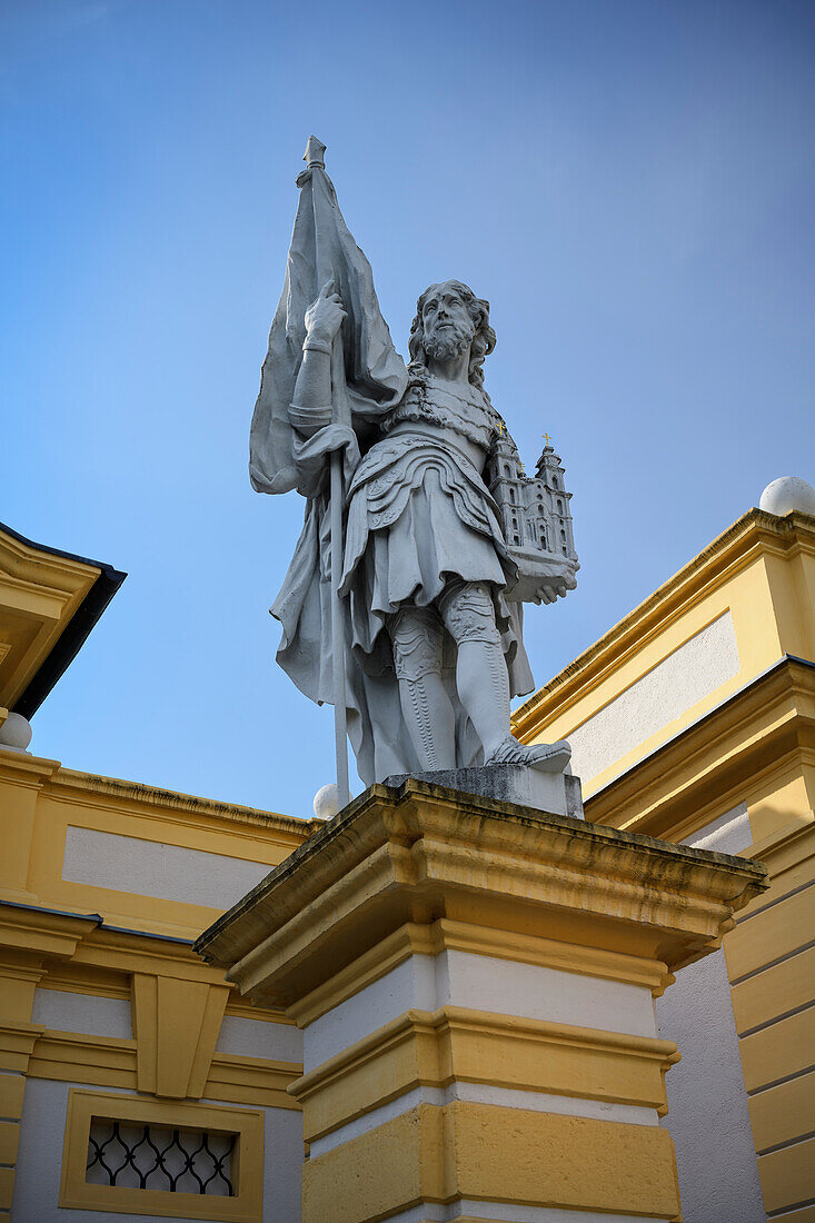 Stifterfigur auf Säule am Stift Melk, UNESCO Welterbe "Kulturlandschaft Wachau", Melk, Niederösterreich, Österreich, Europa