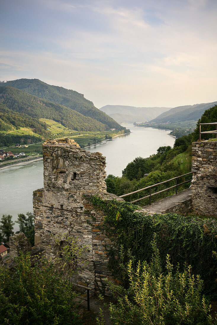 Burgruine Hinterhaus mit Blick auf Donautal bei Spitz an der Donau, UNESCO Welterbe "Kulturlandschaft Wachau",  Niederösterreich, Österreich, Europa