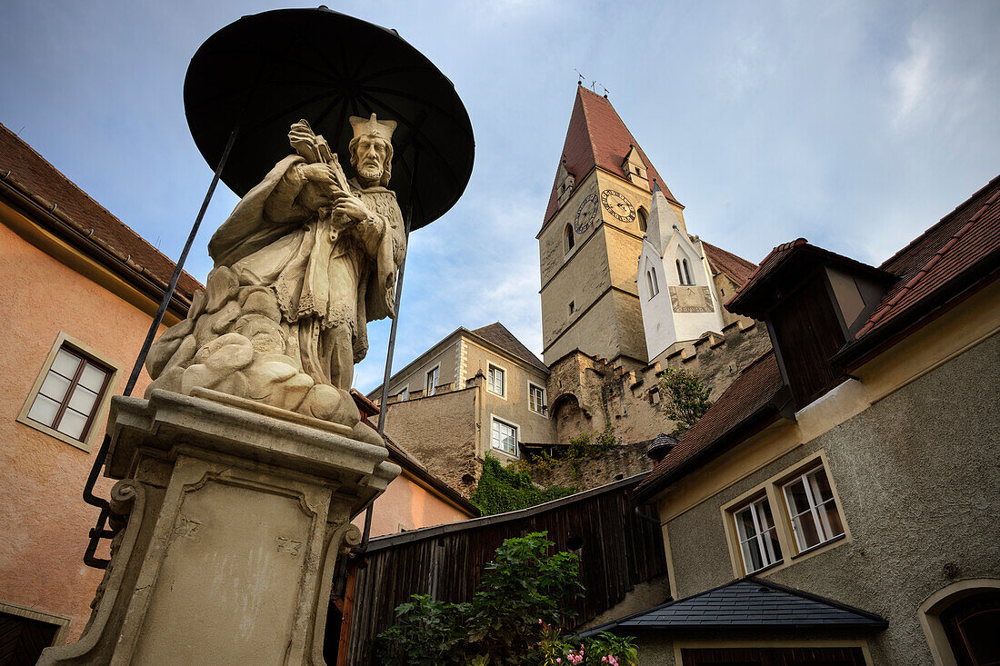 Steinerne Skulptur am Vorplatz zur Pfarrkirche Mariä Himmelfahrt, UNESCO Welterbe "Kulturlandschaft Wachau", Weißenkirchen in der Wachau, Niederösterreich, Österreich, Europa