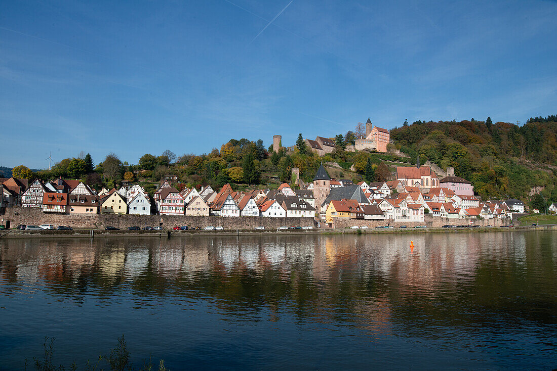 Blick über den Neckar auf Neckarsteinach mit Burg Hirschorn, Hessen, Deutschland
