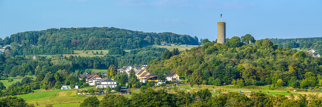 Der Wehrtuirm der Burg Hartenfels überragt die Landschaft vom Westerwald, Rheinland-Pfalz, Deutschland
