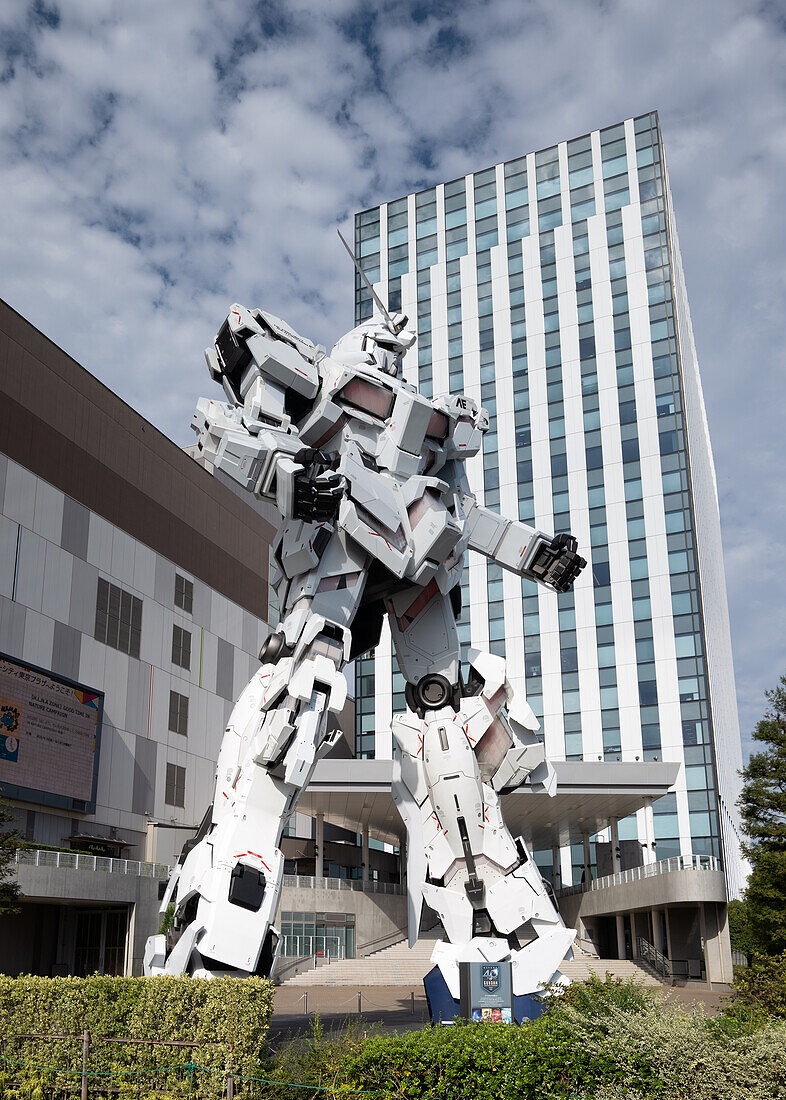Ein lebensgroßer Gundam-Kampfroboter auf einer künstlichen Insel, Odaiba, Tokio, Tokyo, Japan, Asien