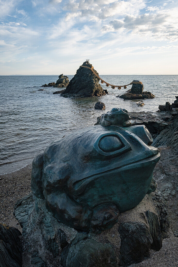 Blick auf Meoto Iwa mit frosch Skulpturen im Vordergrund, Okitama-Schrein, Futamichōe, Futamichoe, Ise, Japan; Asien