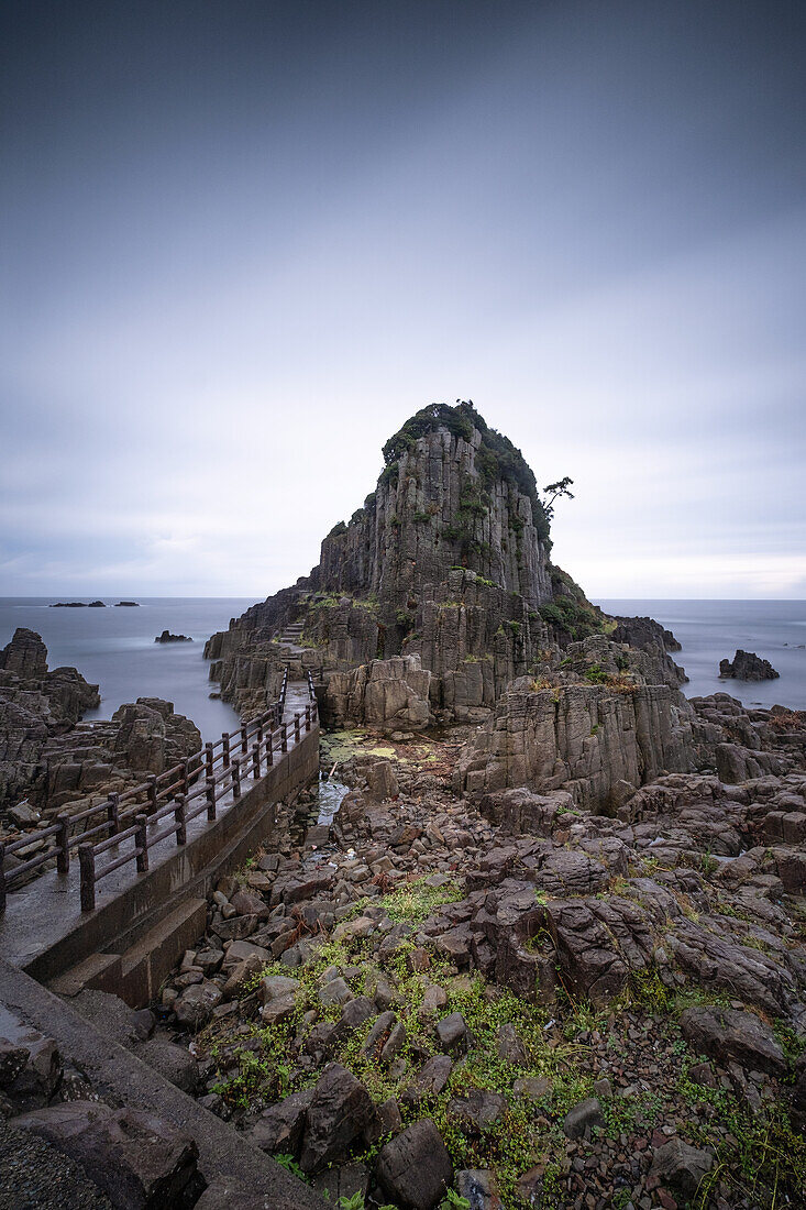 Steilküste im japanischen Mikuni, alte Klippen am Meer, Hokoshima Shrine, Sakai, Präfektur Fukui, Japan