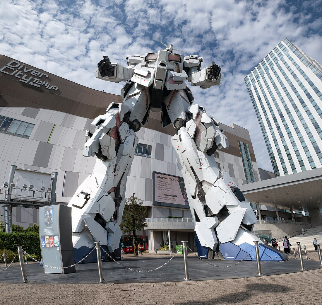 Ein lebensgroßer Gundam-Kampfroboter auf einer künstlichen Insel, Odaiba, Tokio, Tokyo, Japan, Asien