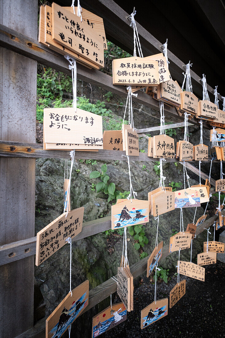 Wunschtafeln im Okitama-Schrein bei Meoto Iwa, Futamichōe, Futamichoe, Ise, Japan; Asien