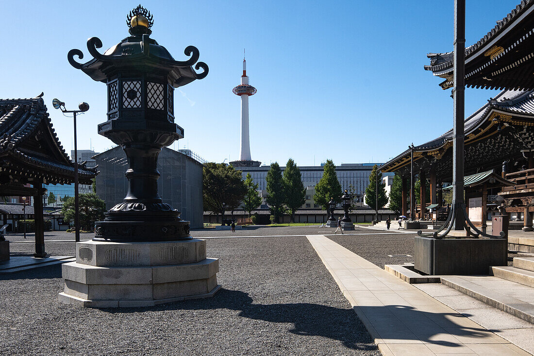  Lantern in front of the Higashi-Honganji Temple, in the background the observation tower Kyoto tower, r ,Higashi-Honganji Temple during the day, Kyoto, Japan, Asia 