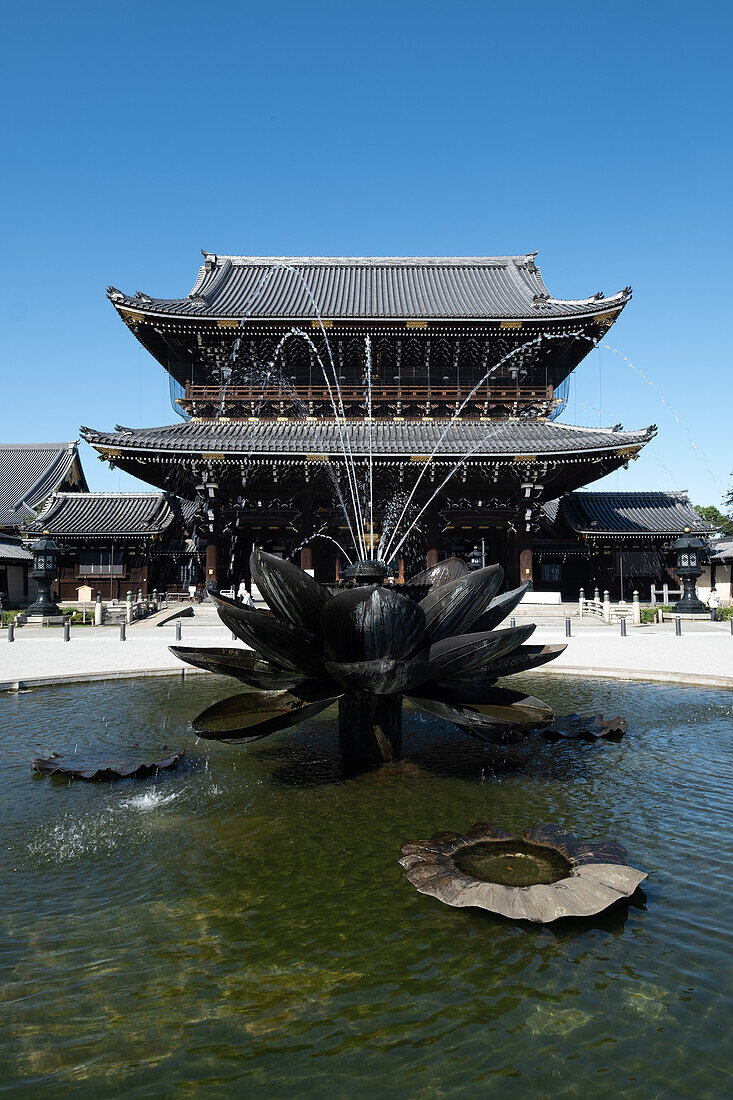 Der Blick auf den Lotusbrunnen vor dem Founder's Hall Gate (Goei-do Mon) des Higashi-Honganji Tempel bei Tag, Kyoto, Japan, Asien