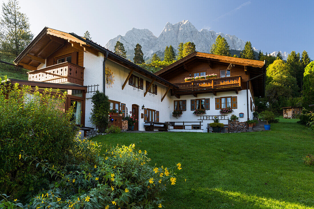  traditional house, Waxenstein, Wetterstein Mountains, Obergrainau, Grainau, Werdenfelser Land, Bavaria, Germany 