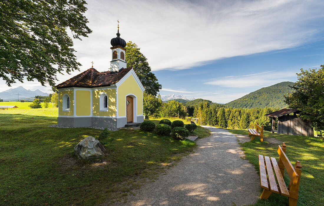  Chapel Maria Rast on the Buckelwiesen, Wetterstein Mountains, Krün, Bavaria, Germany 