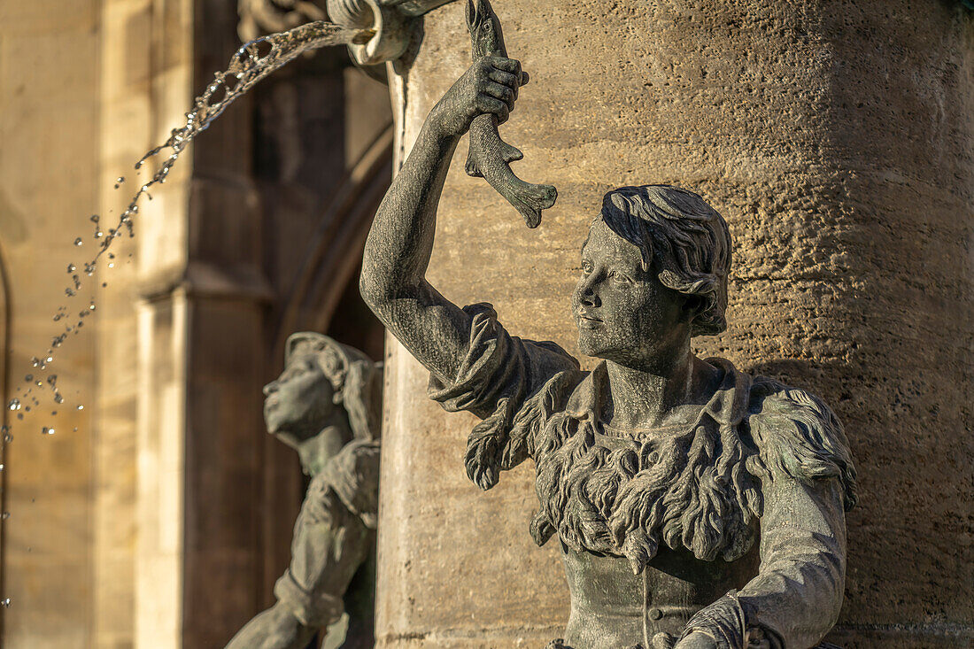 Detail des Fischbrunnen auf dem Marienplatz in München, Bayern, Deutschland