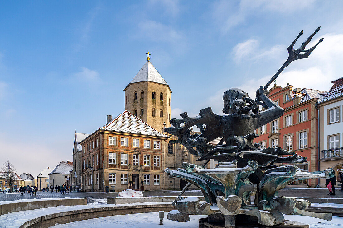  Neptune Fountain and Gaukirche at the market in Paderborn in winter, North Rhine-Westphalia, Germany, Europe  