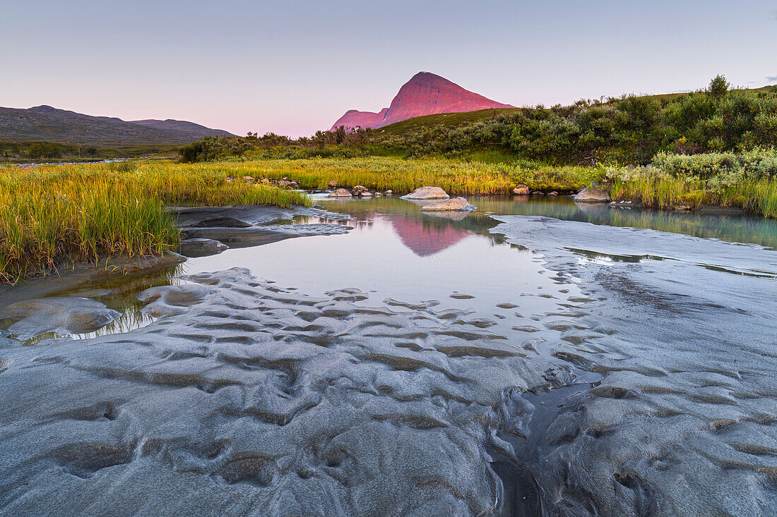 Berg Nijak, Fluss Sjnjuvtjudisjahka, Sarek Nationalpark, Lappland, Schweden, Europa