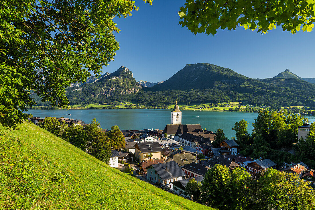  View of St. Wolfgang, Wolfgangsee, Salzkammergut, Upper Austria, Austria 