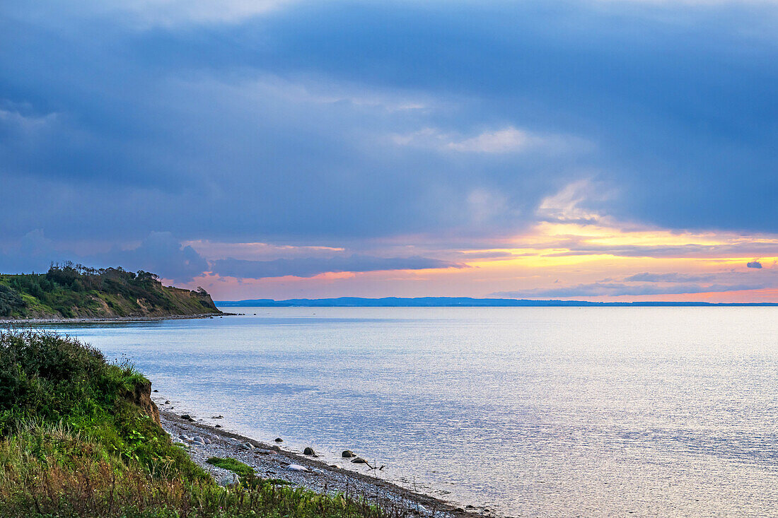 Stimmungsvoller Abendhimmel über der Ostsee und an der Steilküste in Dazendorf am Strand, Ostholstein, Schleswig-Holstein, Deutschland